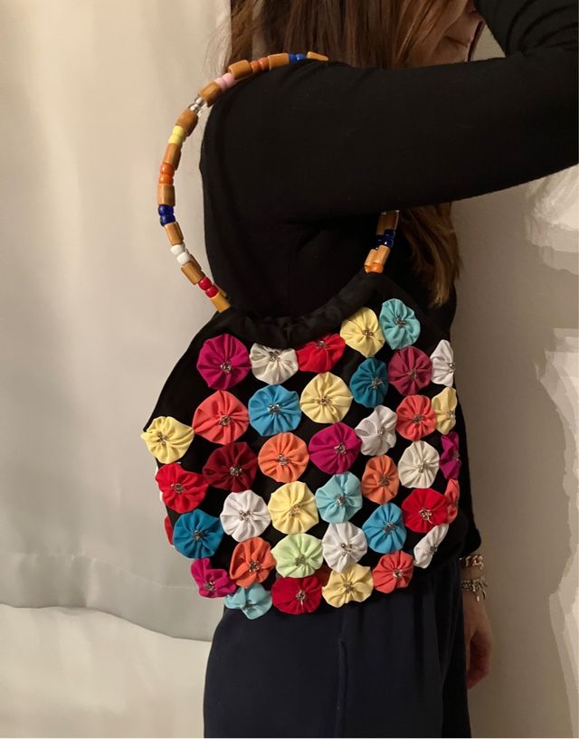 Borsa nera con fiorellini colorati