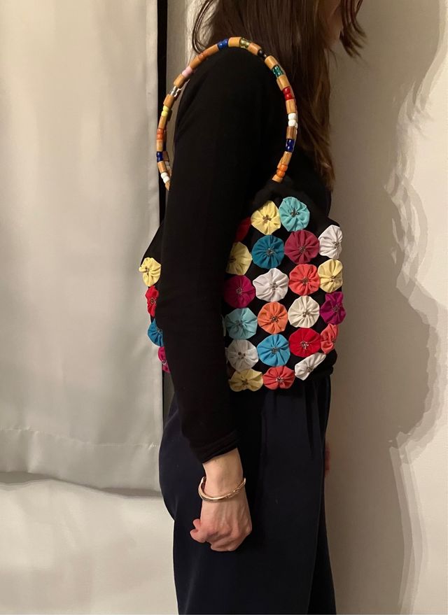 Borsa nera con fiorellini colorati