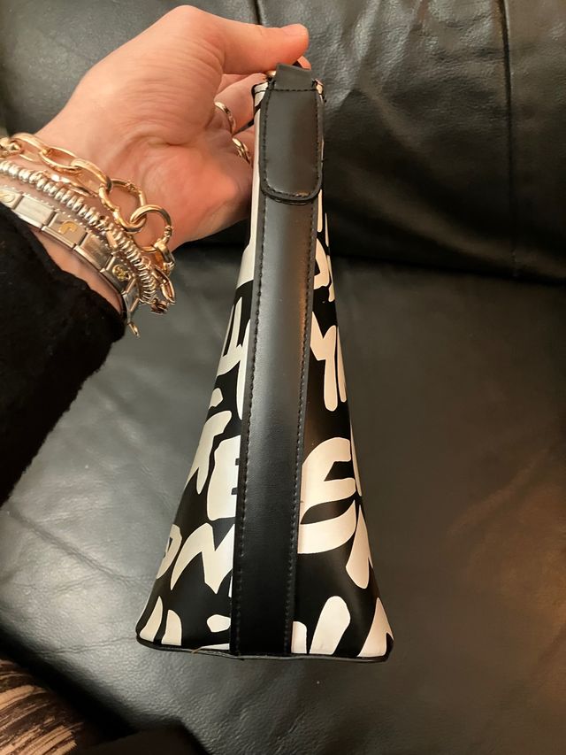Borsa a spalla nera con graffiti bianchi