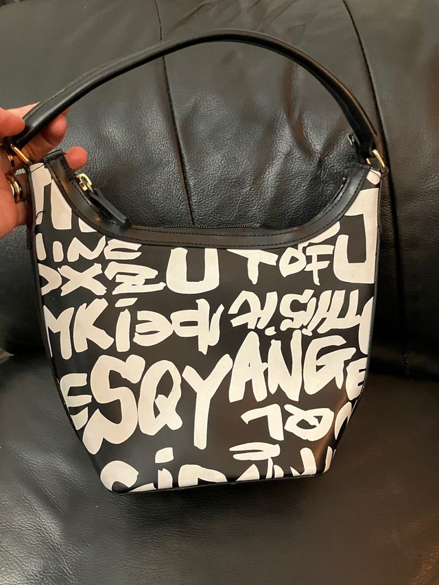 Borsa a spalla nera con graffiti bianchi