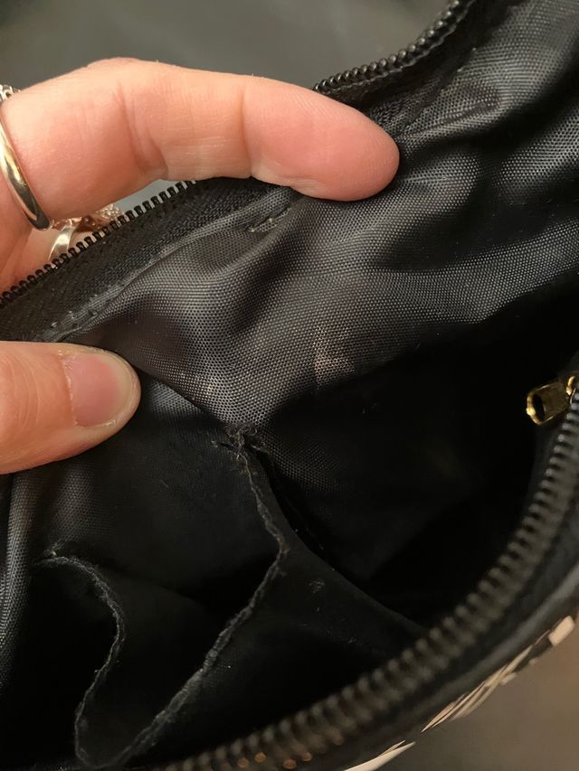 Borsa a spalla nera con graffiti bianchi