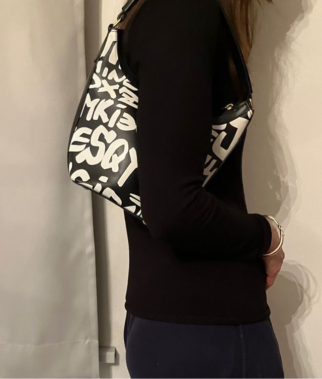 Borsa a spalla nera con graffiti bianchi