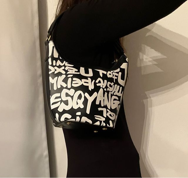 Borsa a spalla nera con graffiti bianchi