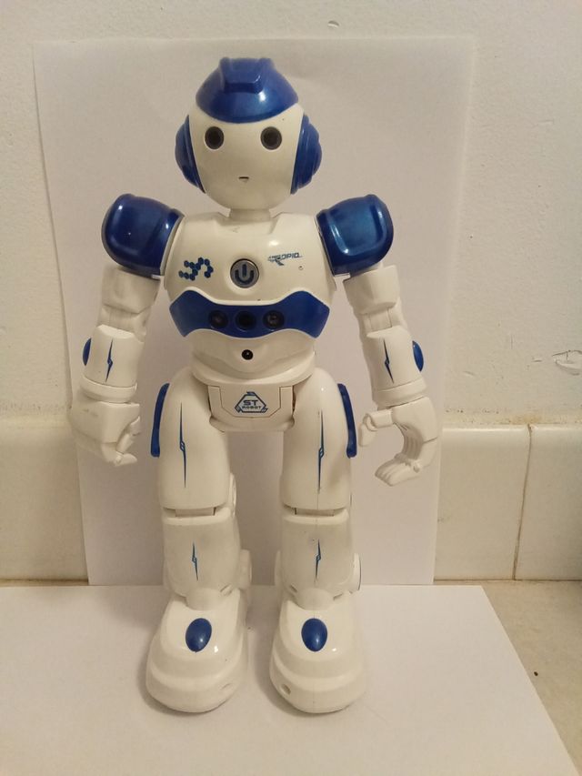 robot a control remoto con múltiples acciones