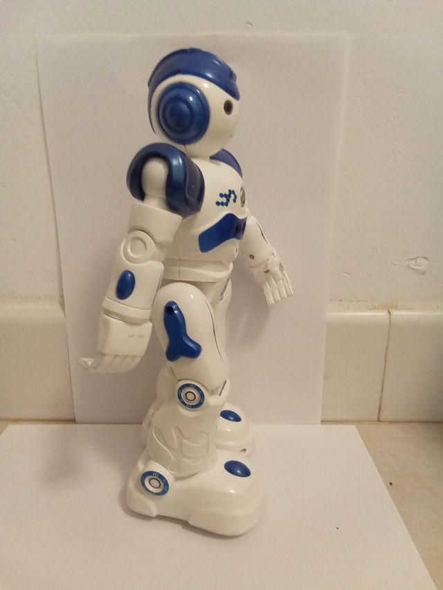 robot a control remoto con múltiples acciones