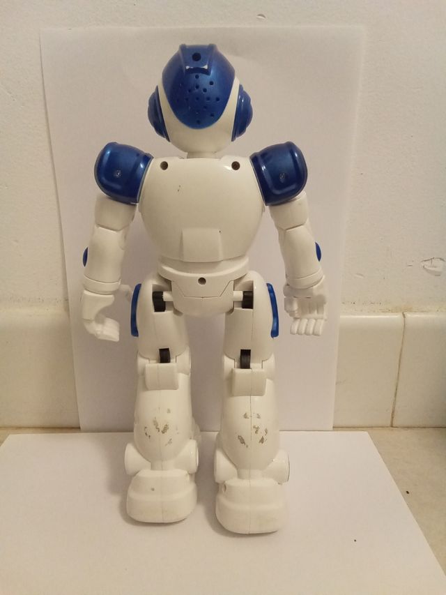 robot a control remoto con múltiples acciones