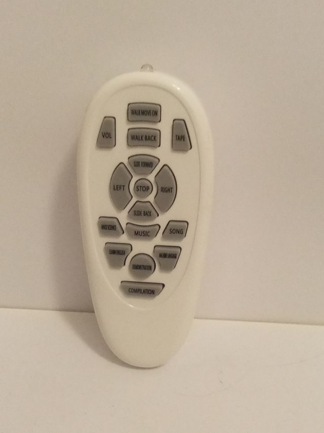 robot a control remoto con múltiples acciones