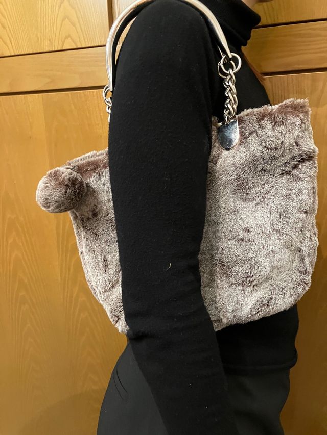 Borsa a mano in pelliccia con cerniera e pon pon 