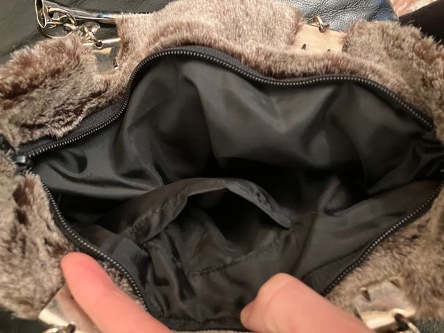 Borsa a mano in pelliccia con cerniera e pon pon 