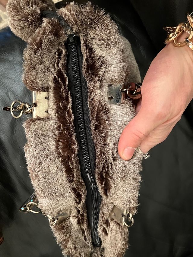 Borsa a mano in pelliccia con cerniera e pon pon 
