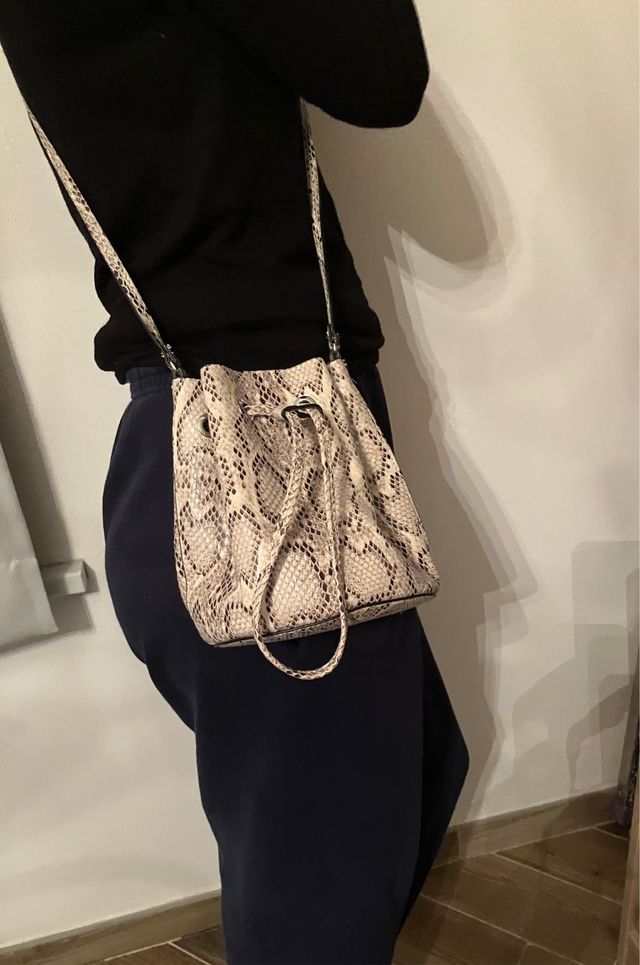 Borsa tracolla a secchiello stampa pitonata 