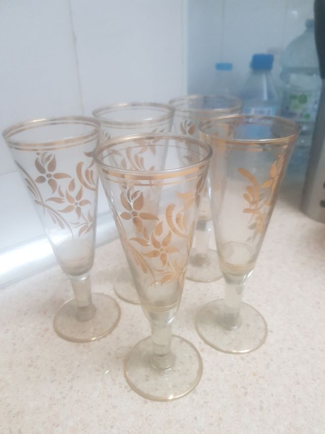 5 copas con decoración.
