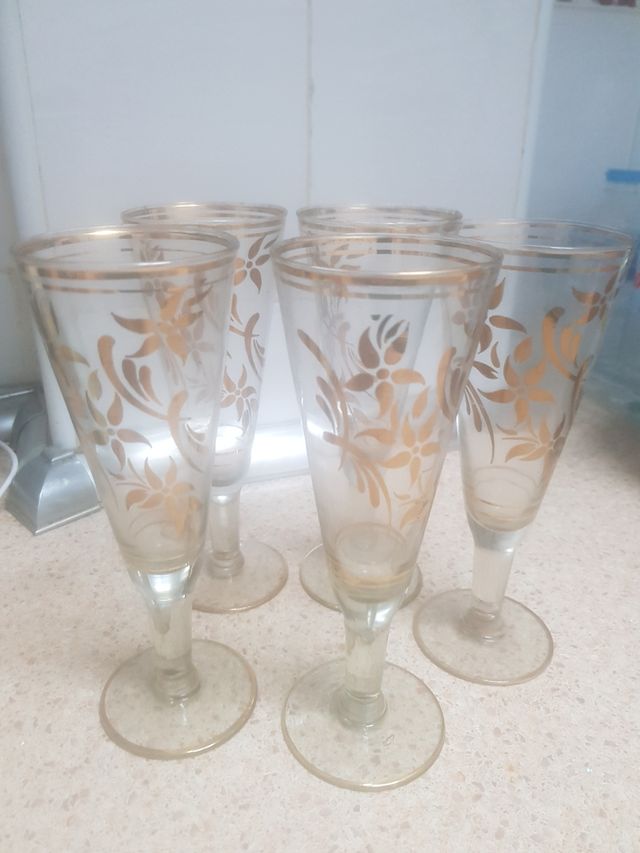 5 copas con decoración.