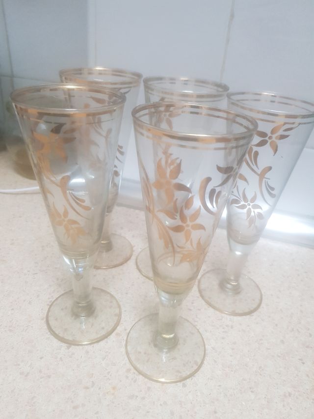 5 copas con decoración.