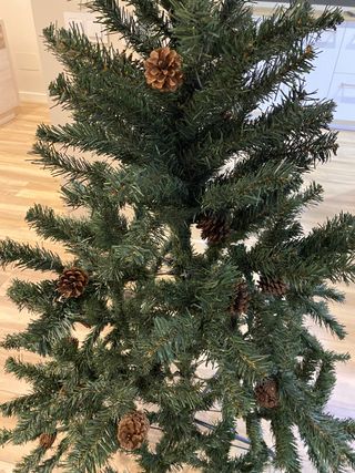 Árbol de navidad con piñas 150 cm