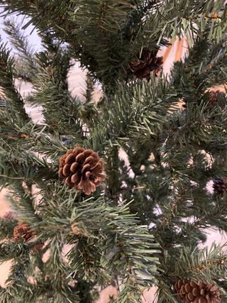 Árbol de navidad con piñas 150 cm