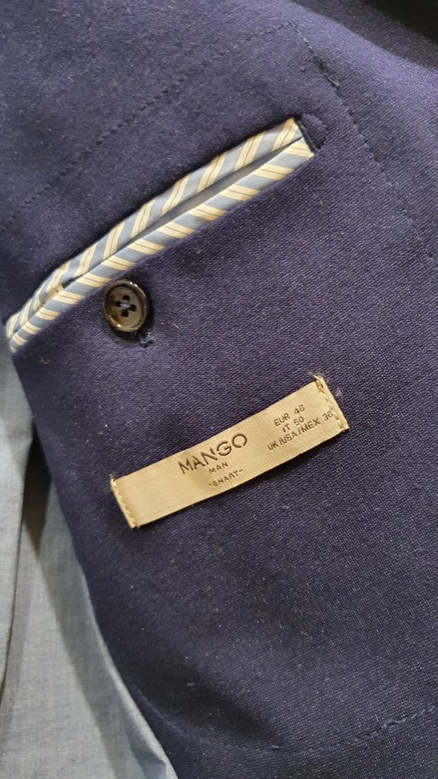 Americana azul de la marca Mango