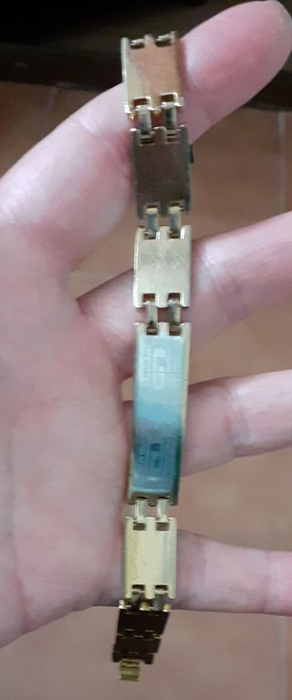 Pulsera dorada tipo esclava