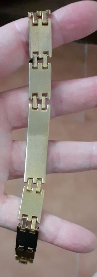 Pulsera dorada tipo esclava