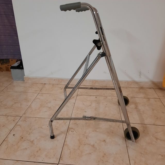 Andador cromado con ruedas