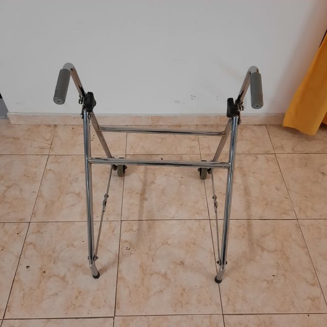Andador cromado con ruedas