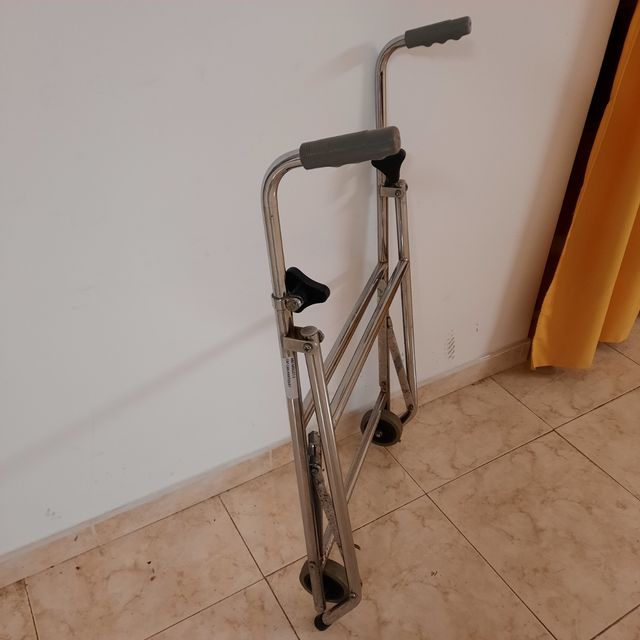 Andador cromado con ruedas