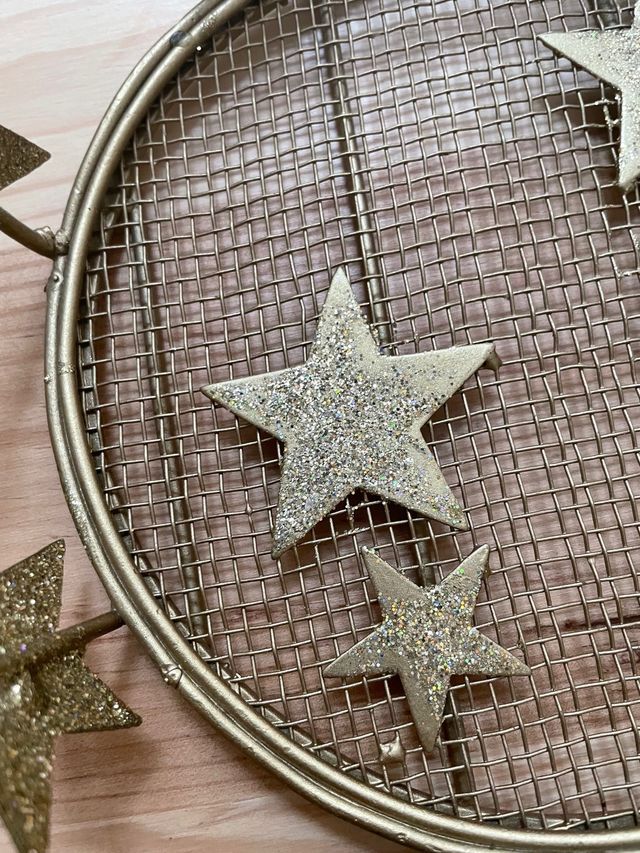 Cesta navidad dorada con estrellas