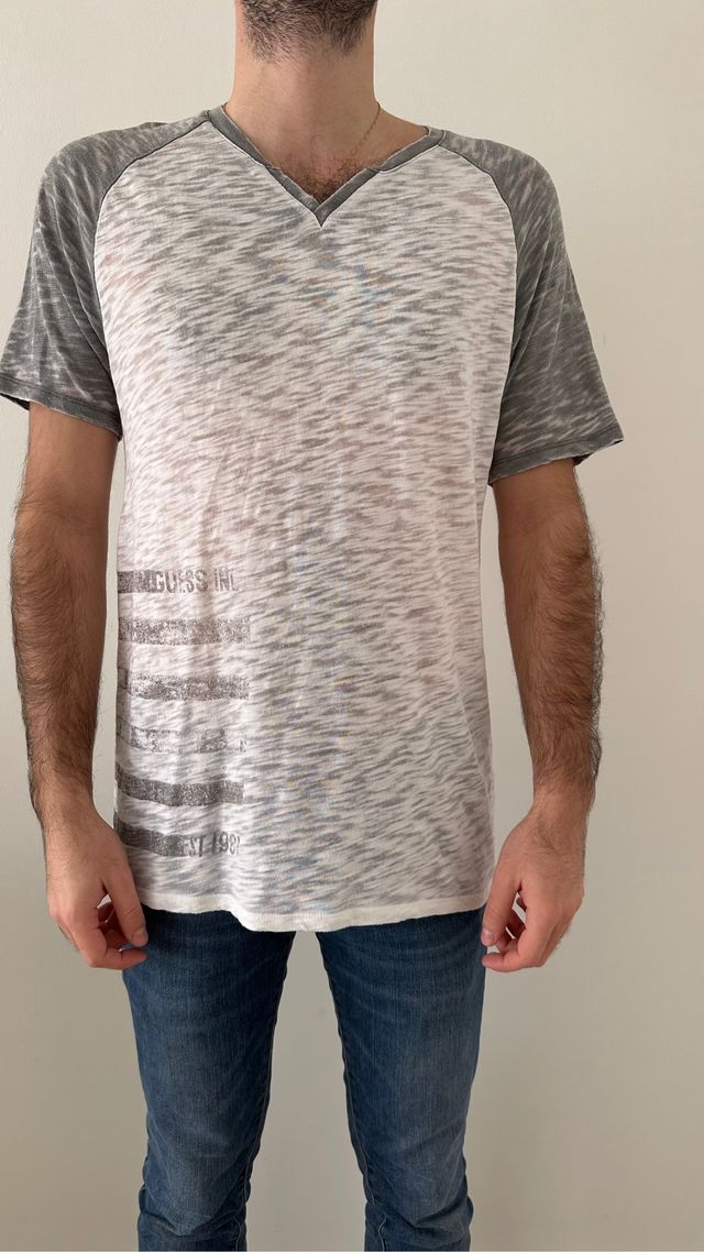 Camisetas y chaqueta GUESS.