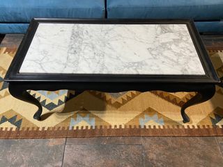 Mesa antigua restaurada y piedra de mármol.