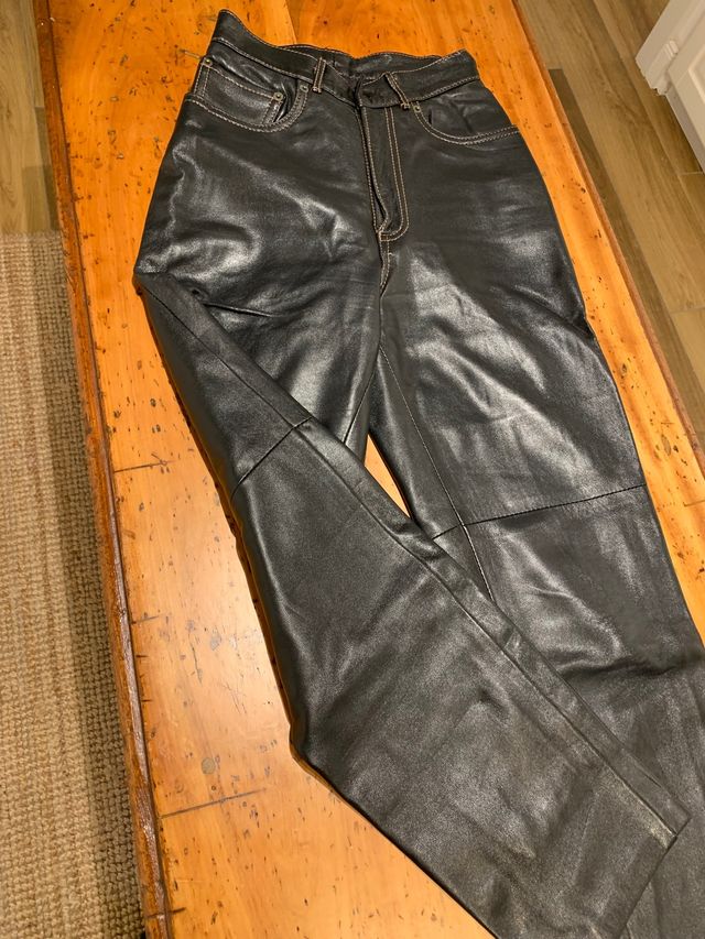 Pantalón cuero negro