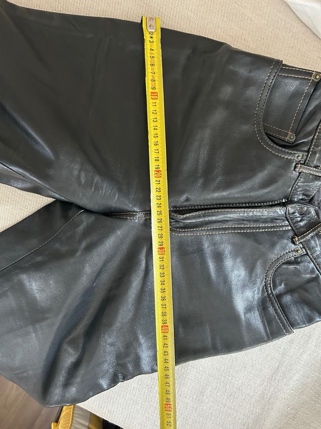 Pantalón cuero negro