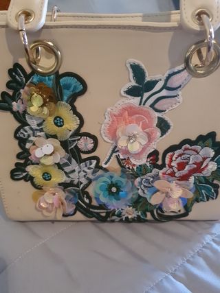 BOLSO CON ESTAMPADO EN RELIEVE