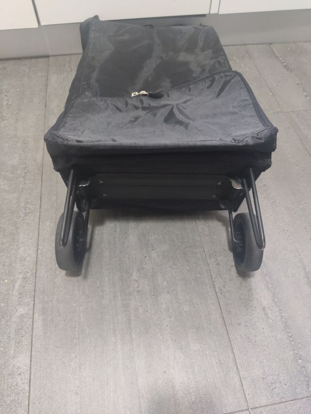 Carro plegable con ruedas.