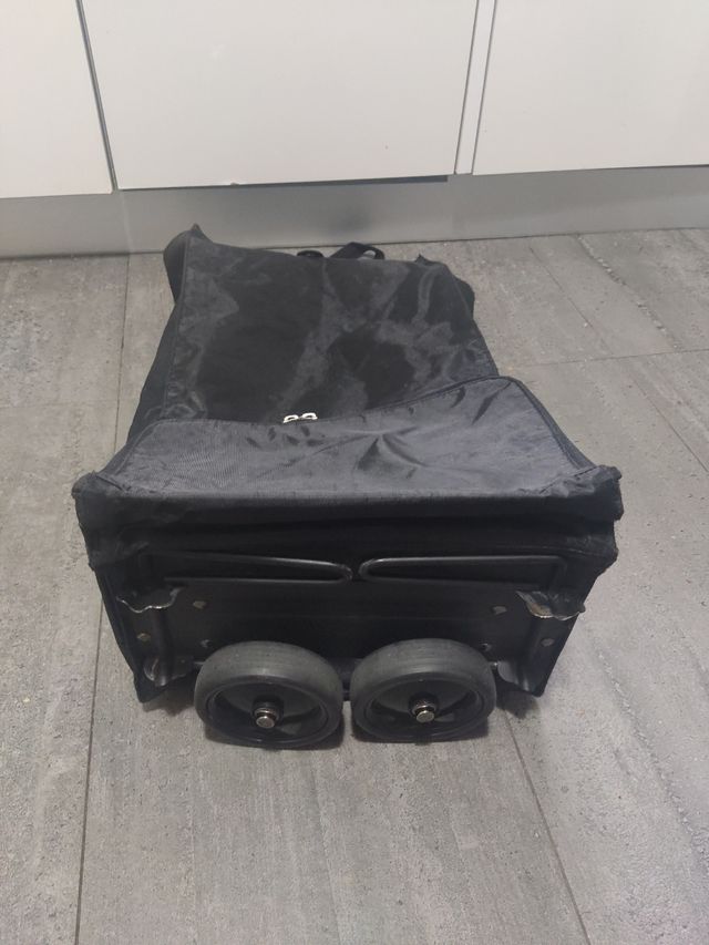 Carro plegable con ruedas.