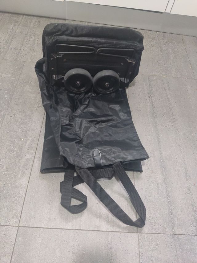 Carro plegable con ruedas.