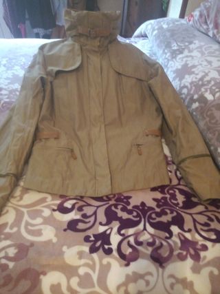 gabardina corta acolchada