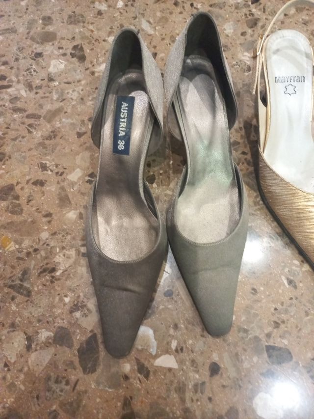 Zapatos de vestir. plateados y dorados.