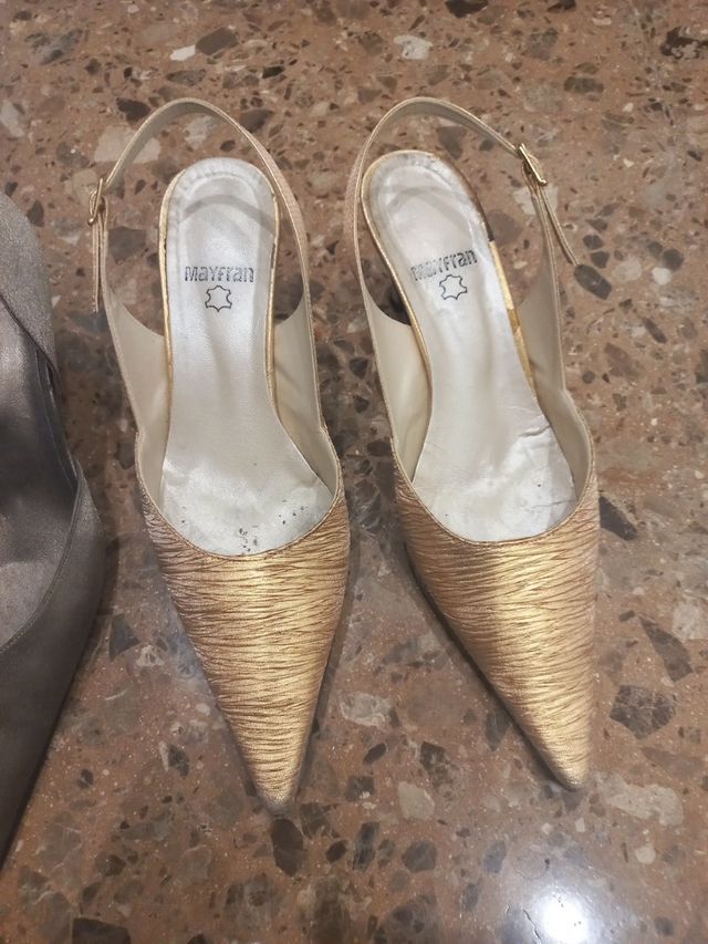 Zapatos de vestir. plateados y dorados.