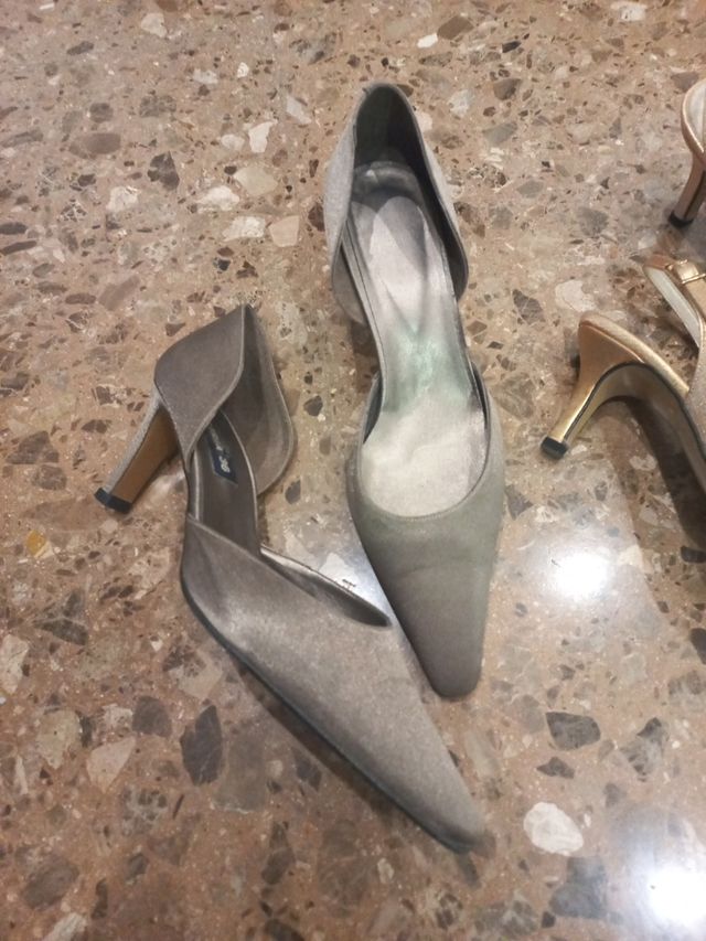 Zapatos de vestir. plateados y dorados.
