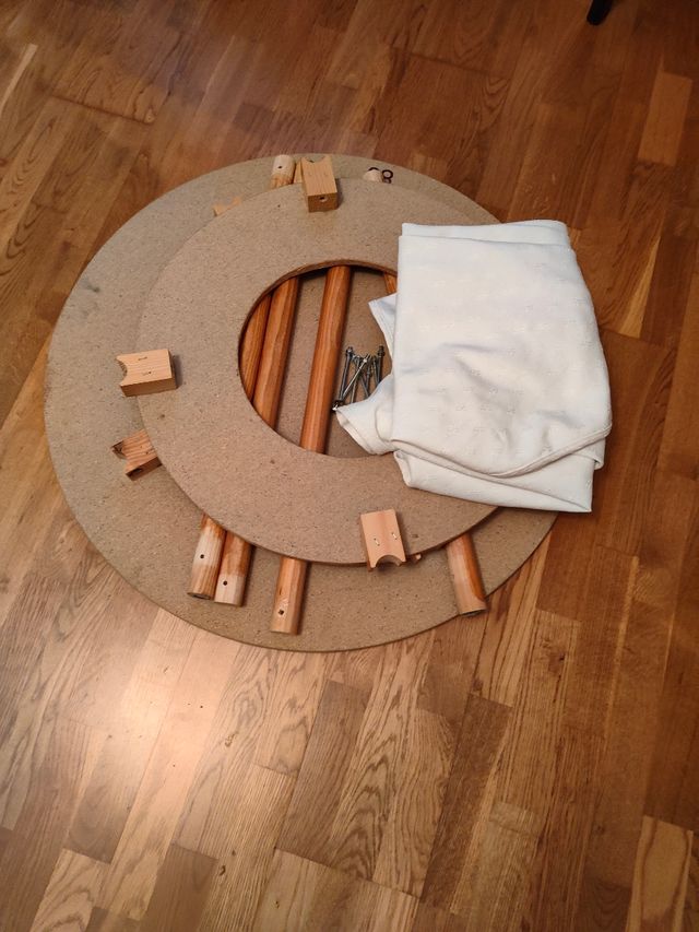 mesita salom con mantel