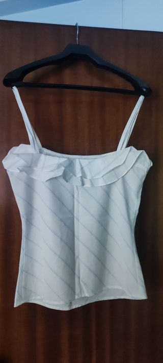 blusa con linea Azul con escote de volantes