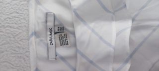 blusa con linea Azul con escote de volantes