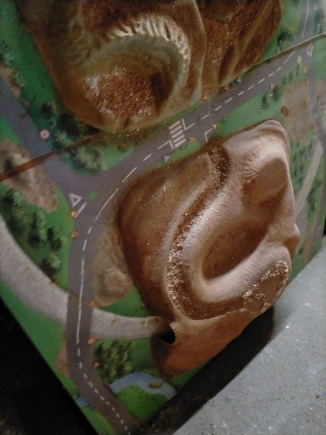 maqueta de tren madera con tunel ,1,50 X 1 mt de m