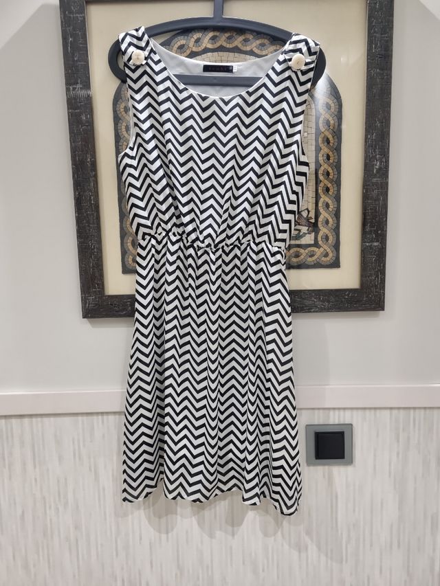 vestido blanco y negro sin mangas