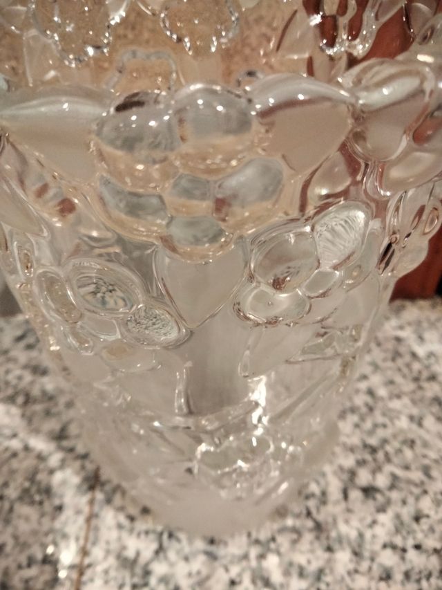 FLORERO DE CRISTAL CON UN GRABADO PRECIOSO