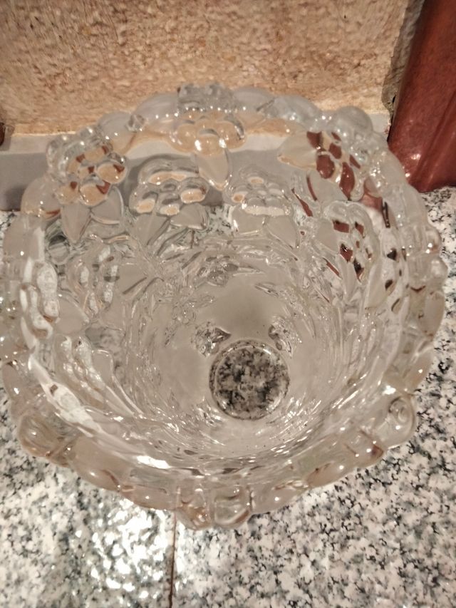FLORERO DE CRISTAL CON UN GRABADO PRECIOSO