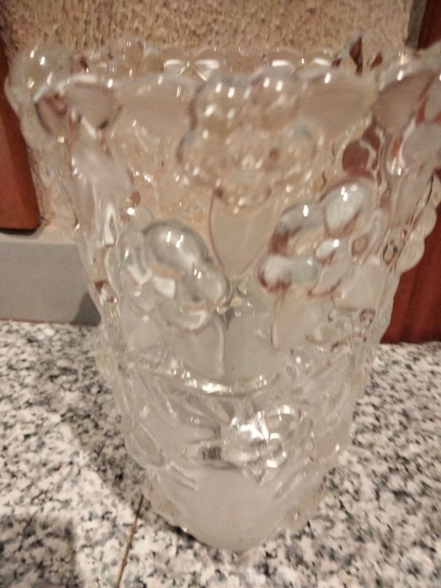 FLORERO DE CRISTAL CON UN GRABADO PRECIOSO