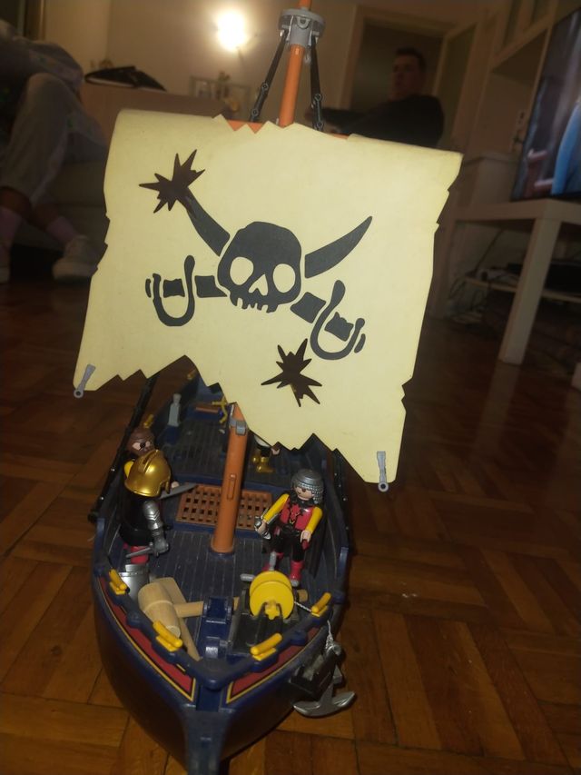 Barco de pirata juguete con muñecos de Playmobil