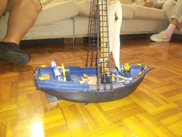 Barco de pirata juguete con muñecos de Playmobil