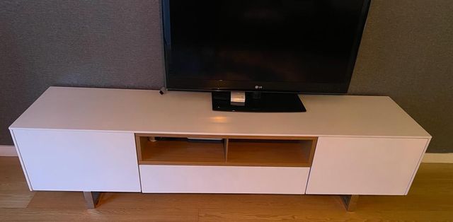 Mueble TV lavado blanco y combinado con madera